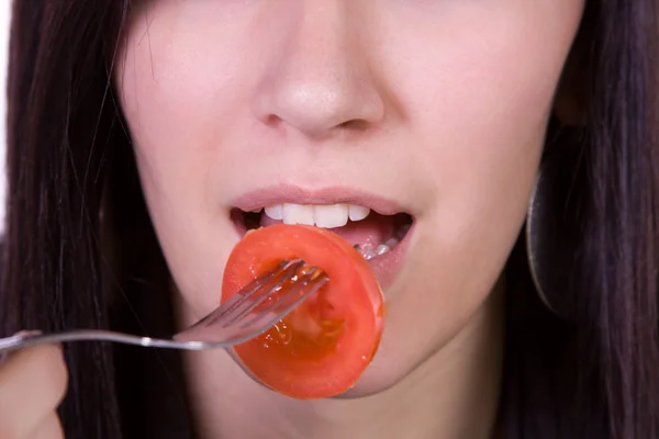 Fechar em cima de uma menina comendo salada — Fotografia de Stock