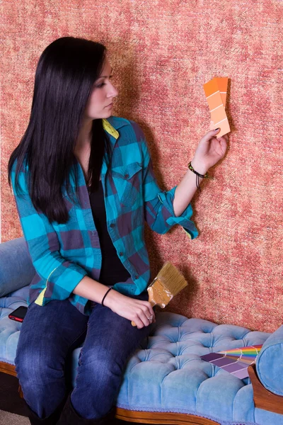 Menina Escolhendo uma cor para as paredes — Fotografia de Stock