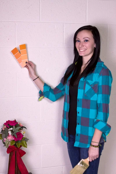 Flickan att välja en färg för väggar — Stockfoto