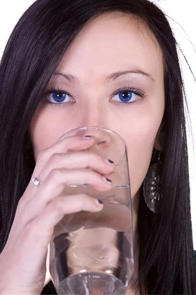 Красивая девушка пьет воду — стоковое фото