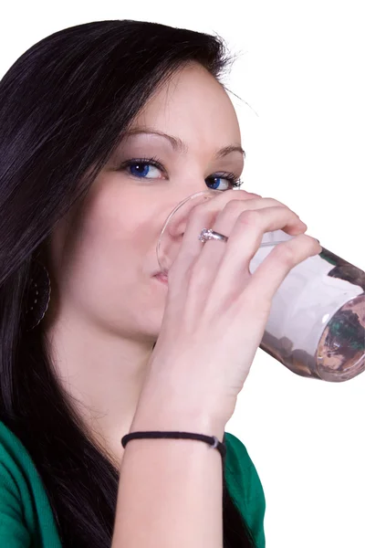 Bella ragazza che beve acqua — Foto Stock