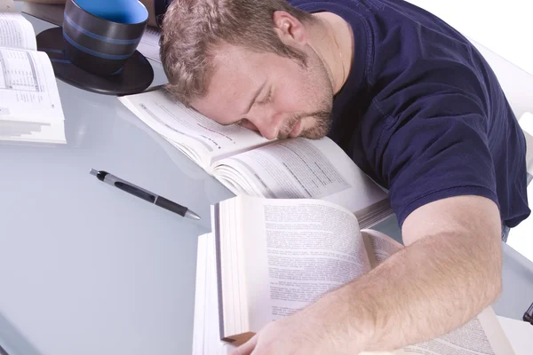 Högskolestudent som sover på hans skrivbord — Stockfoto