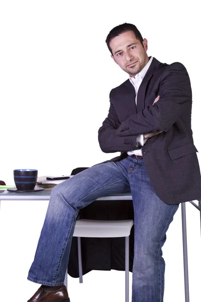 Geschäftsmann sitzt am Schreibtisch — Stockfoto