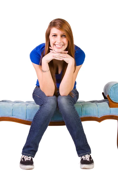 Gyönyörű lány pózol a kanapén — Stock Fotó