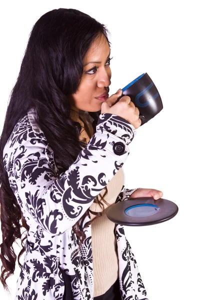 Donna che beve caffè in piedi — Foto Stock