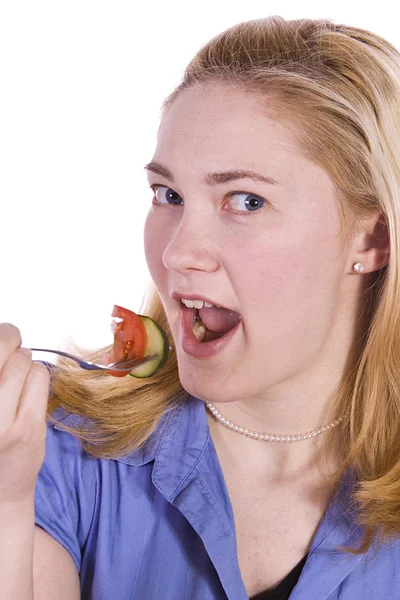 Belle fille manger de la salade — Photo