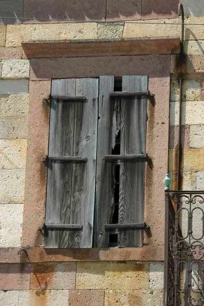 Staré neobydlené kostelní okno — Stock fotografie