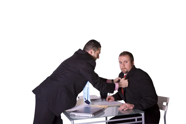 Uomini d'affari che combattono su tutta la scrivania — Foto Stock