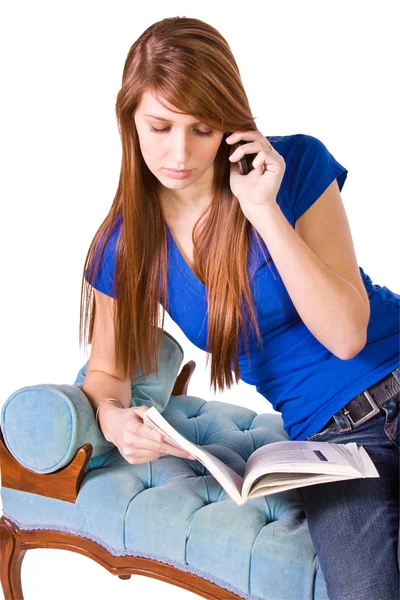 Adolescente hablando en el teléfono celular — Foto de Stock
