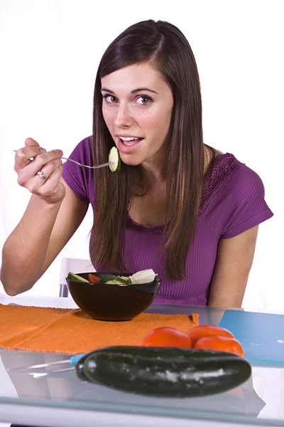 Vacker flicka äter sallad — Stockfoto