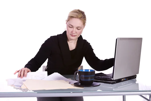 Krásná žena, pracující na svém laptopu — Stock fotografie