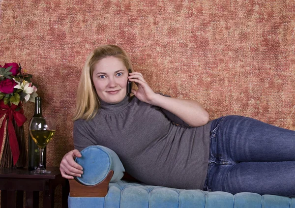 Krásná žena uvolňující na gauči — Stock fotografie