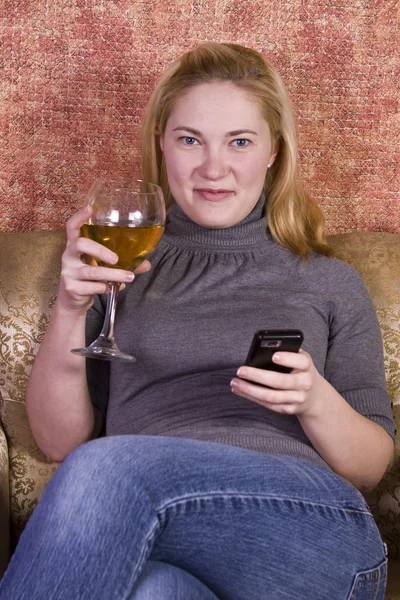 Красивая женщина отдыхает на диване — стоковое фото