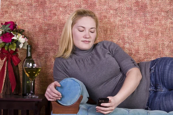 Schöne Frau entspannt sich auf der Couch — Stockfoto