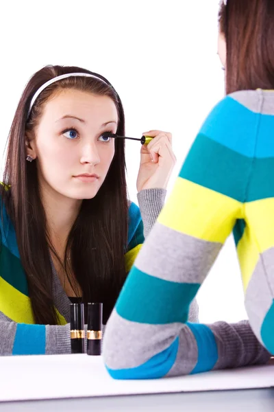 Adolescente colocando em maquiagem — Fotografia de Stock