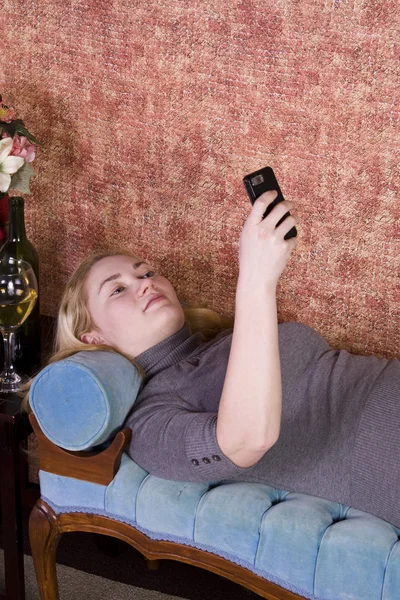 Teenager telefoniert mit Handy — Stockfoto
