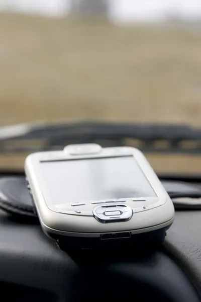 PDA - palm op het dek van de auto — Stockfoto