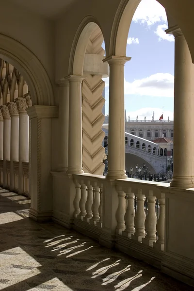 Colonne e archi del balcone veneziano — Foto Stock