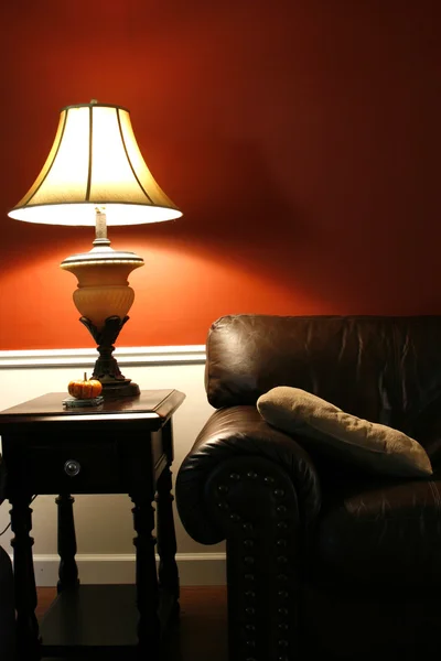 Lampada e divano - Colpo verticale — Foto Stock
