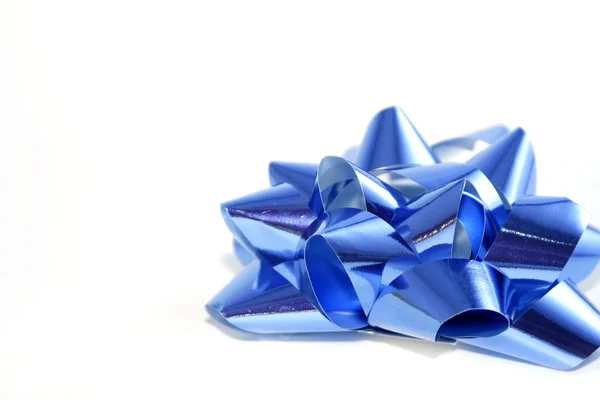 分離のクリスマス装飾の青い弓 — ストック写真