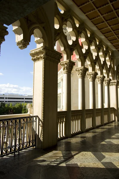 Колонны балкона в венецианском стиле — стоковое фото