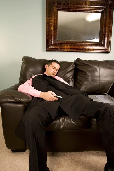 Uomo d'affari che dorme sul divano — Foto Stock