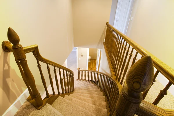 Olhando para baixo da escadaria em uma casa — Fotografia de Stock