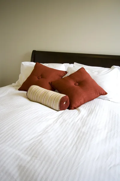 Fechar em cima de uma cama em um quarto — Fotografia de Stock