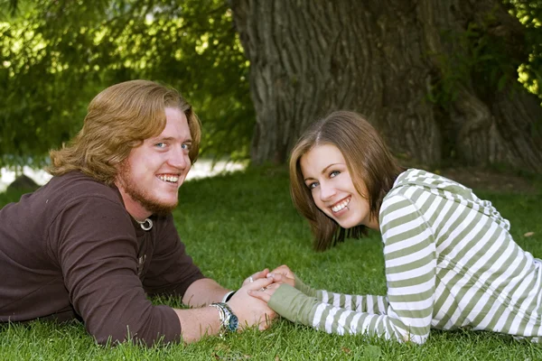 Mladý pár se drží za ruce — Stock fotografie