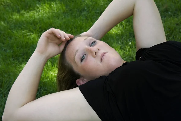 Mooi meisje in het park in het zwart — Stockfoto