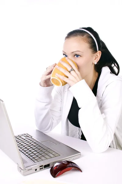 Tinédzser iszik kávét, munka közben — Stock Fotó