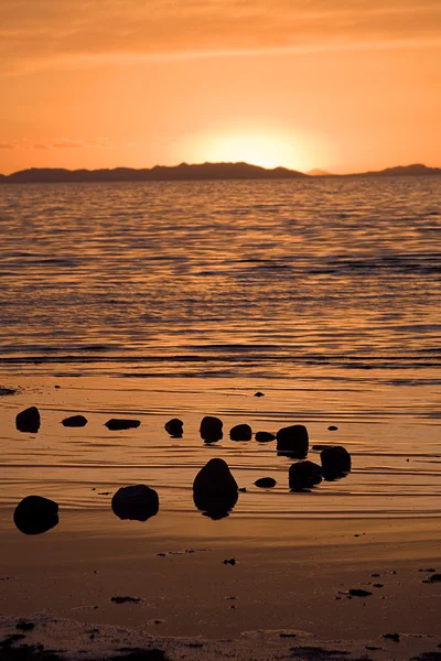 해 가 지는 해변 — 스톡 사진