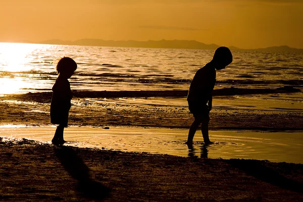 Діти грають на пляжі te — стокове фото