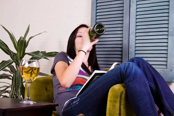 Leuk meisje drinken tijdens het lezen van een boek — Stockfoto