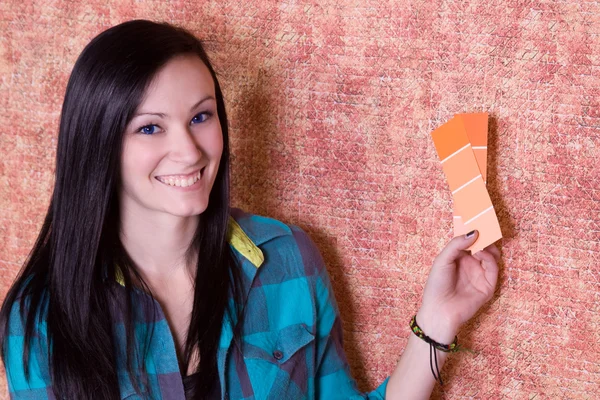 Dívka vybrat barvu pro stěny — Stock fotografie