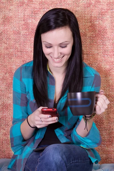 Sonriente adolescente bebiendo café —  Fotos de Stock
