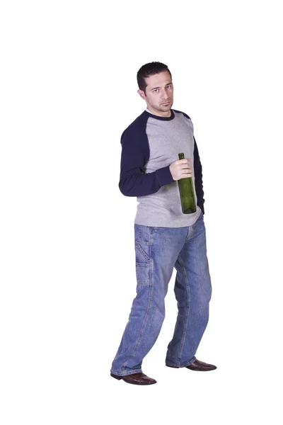 醉酒的男子拿着一瓶的葡萄酒 — 图库照片