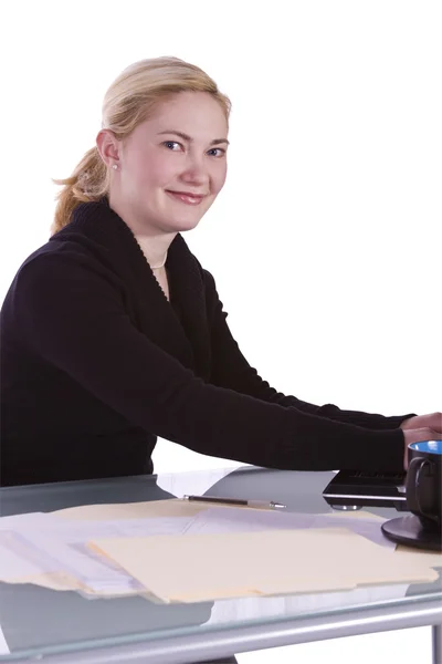 Zakenvrouw op haar bureau werken — Stockfoto