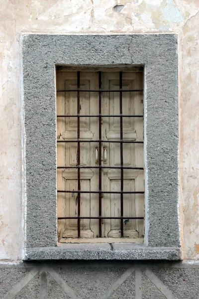 Oude leegstaand huis venster — Stockfoto