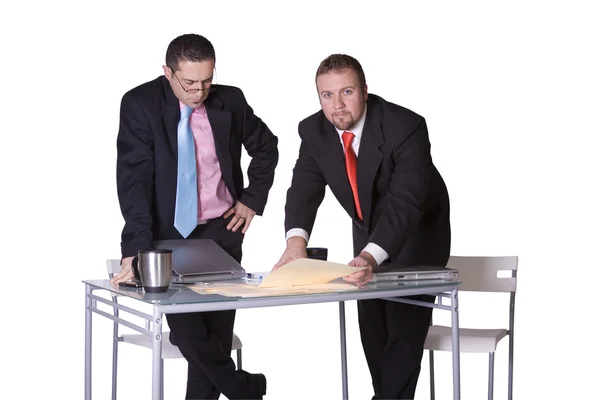 Zwei Geschäftsleute arbeiten zusammen — Stockfoto
