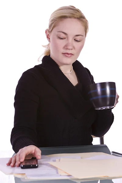 Симпатичная женщина за рабочим столом — стоковое фото