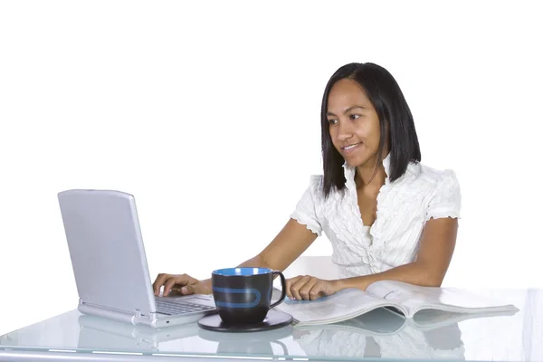 Девушка, работающая на ноутбуке — стоковое фото