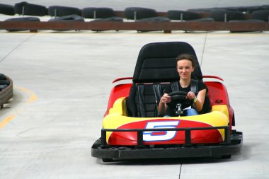 go cart üstünde genç