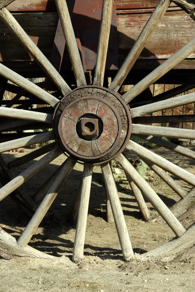 古いアンティークの荷馬車の車輪 — ストック写真