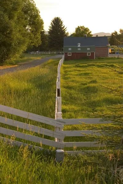 Cerca do campo que conduz a um rancho — Fotografia de Stock