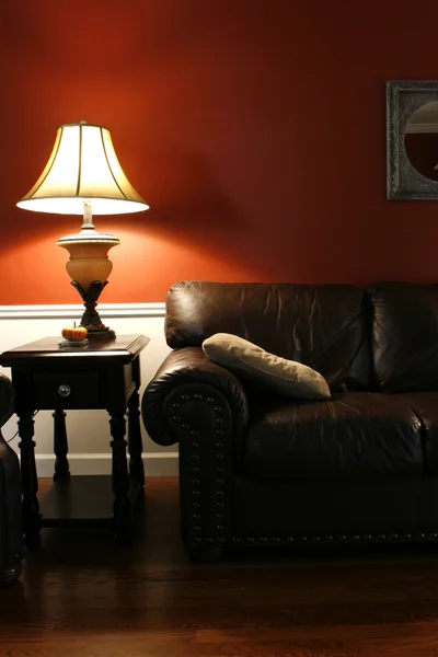 Lâmpada e o sofá - Tiro vertical — Fotografia de Stock
