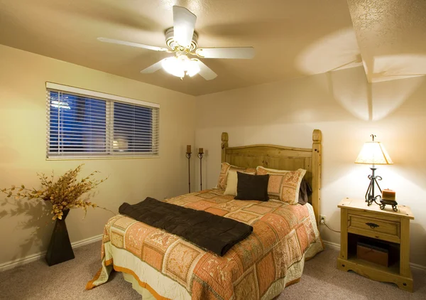 Классическая стильная спальня — стоковое фото