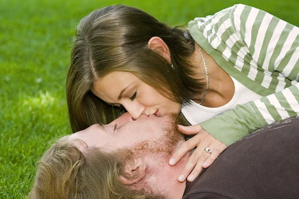 在公园接吻的年轻夫妇 — 图库照片