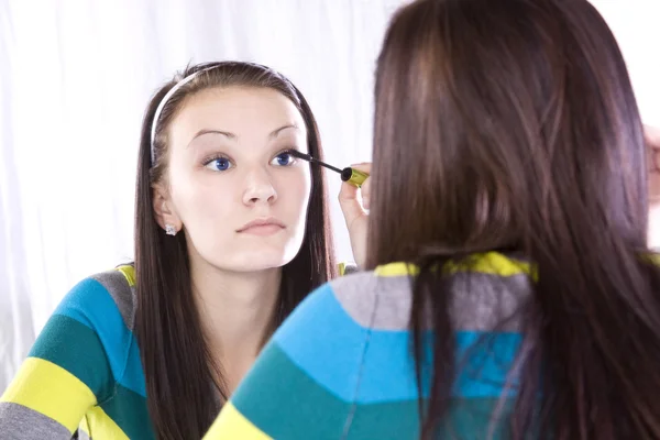Teenager Putting on Make Up — Stock Photo, Image