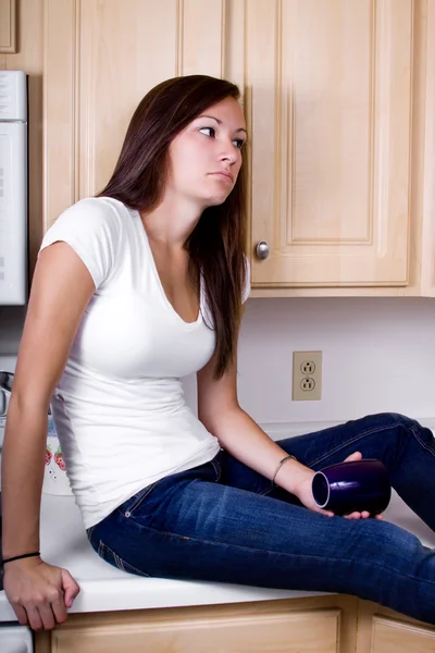 Znuděný dospívající dívka v kuchyni — Stock fotografie
